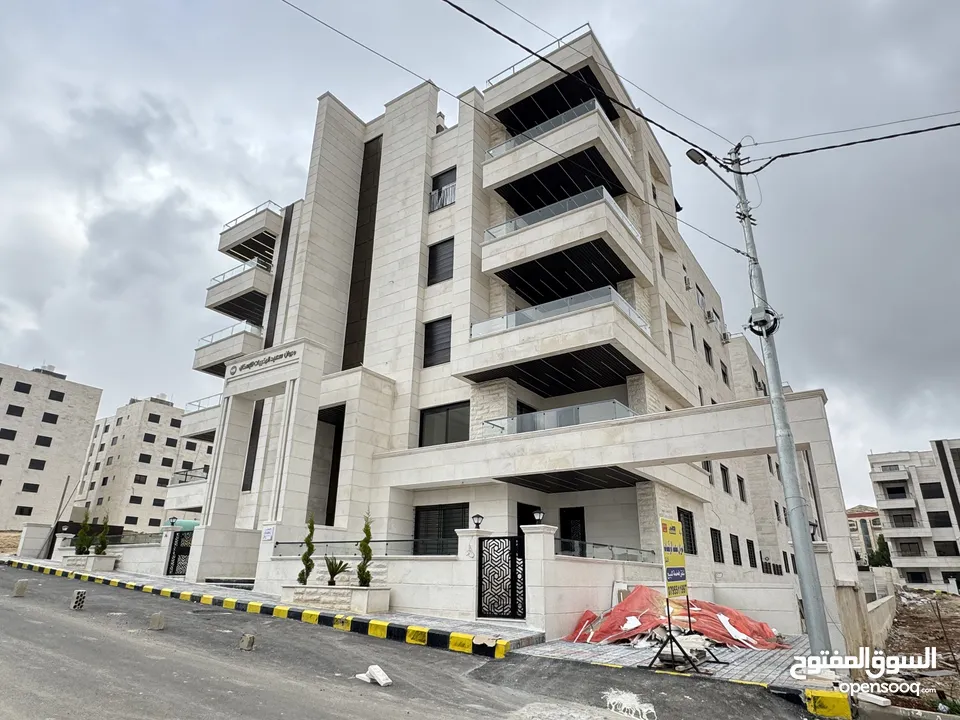 شقة مميزة طابق اول بأجمل مناطق خلدا مساحة واسعه 240م بسعر مميز