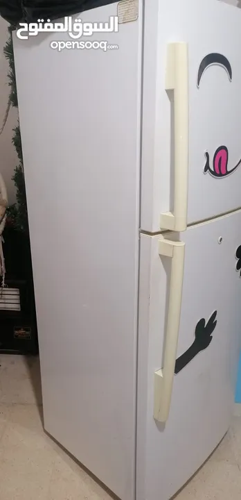 ثلاجه حجم وسط  و فريزر  للتبريد مستعمل نظيف كتييير  من شركه  سامسونج 220-240V/50Hz