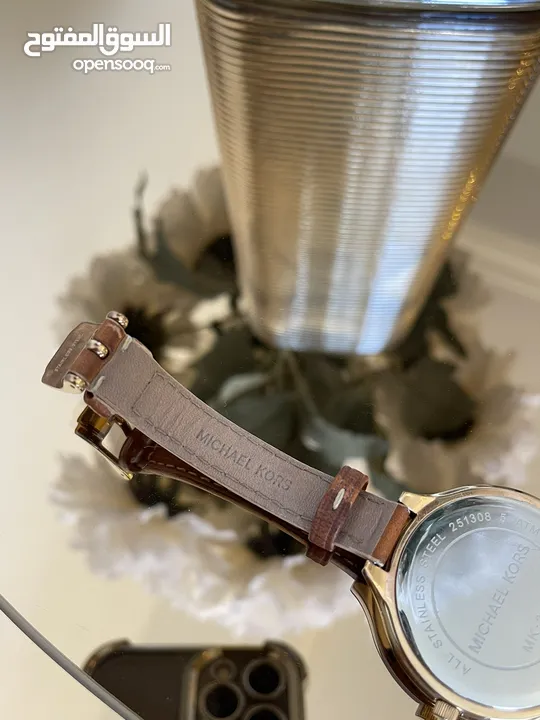 ساعة مايكل كورس ذهبية وجلد أصلية و مختَّمة  بحالة ممتازة  الساعة انيقة جداً Micheal Kors