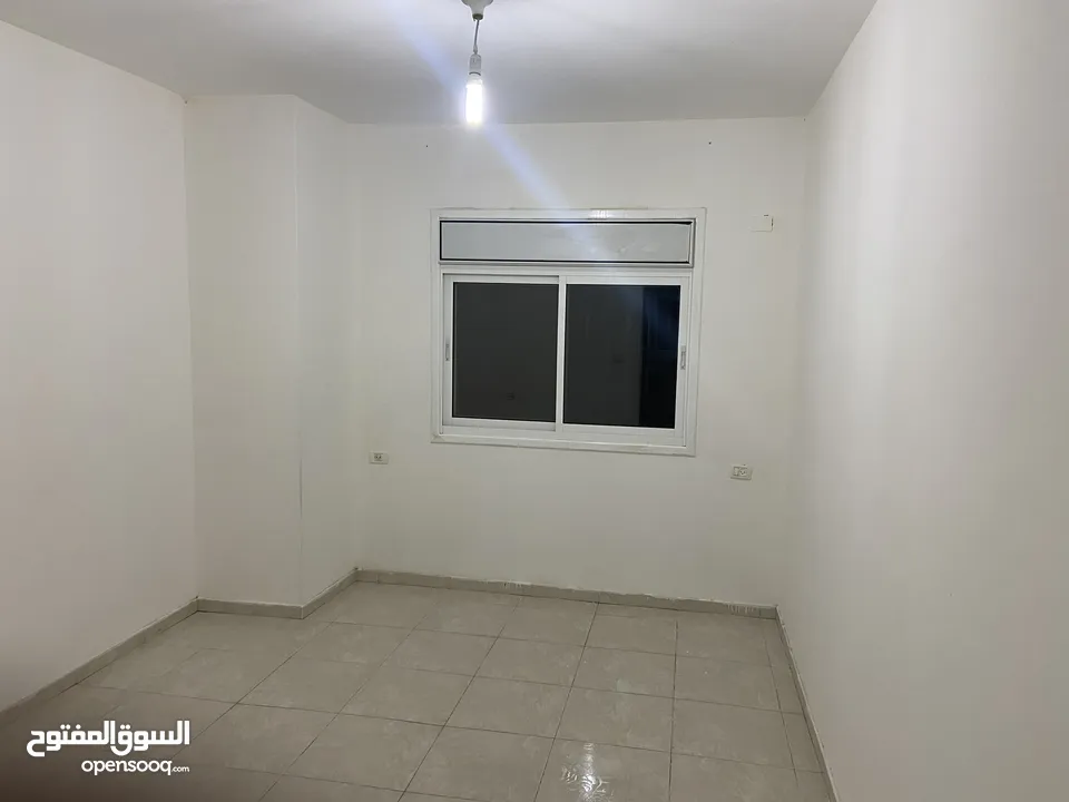 شقة للاجار عند مدخل الدفاع المدني بالقرب من سوبرماركت ابو غربية