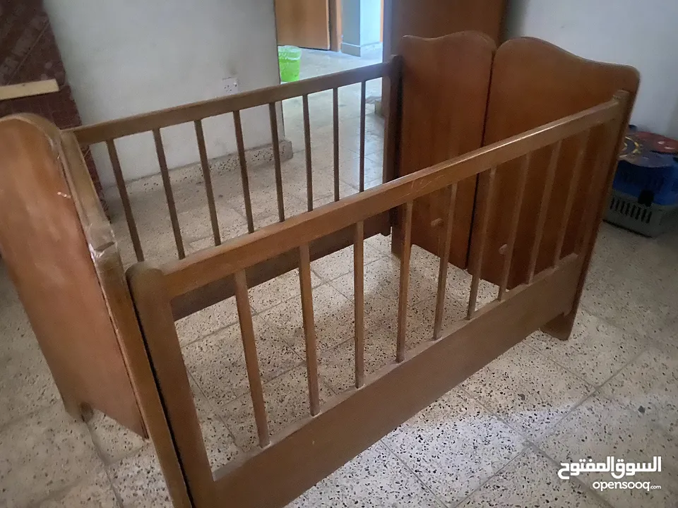 سرير طفل خشبي مستعمل