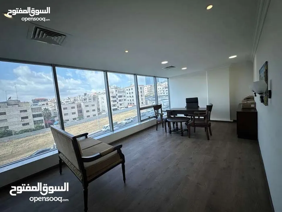 مكتب مميز وجاهز وذو اطلالة جذابة في منطقة حيوية