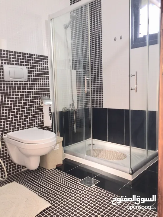 خلف الجاسمن مباشرة