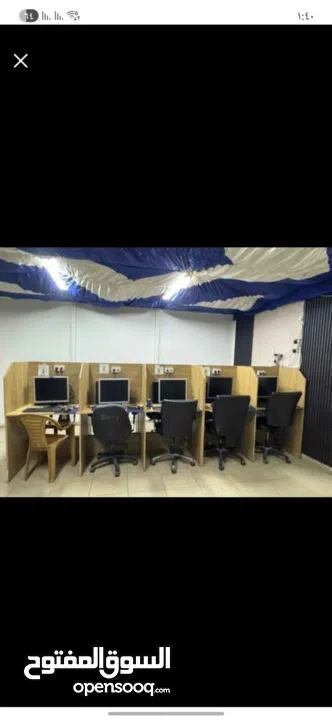 10 اجهزه كمبيوتر مع طاولات مع شبكتهم مع كراسي وجهاز رئيسي للبيع لاصحاب المشريع الصغيره