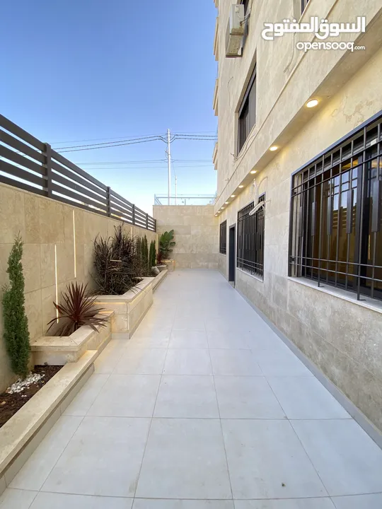 شقة فاخر شبة ارضي في طريق المطار الحويطي 170 متر داخلي و خارجي 170 متر بسعر مميز وتشطيب فلل