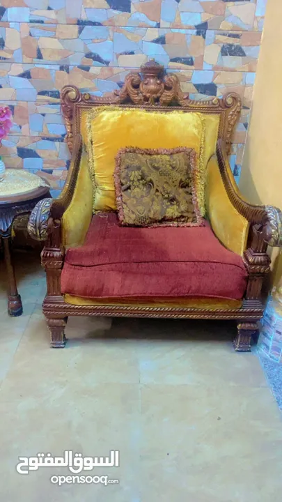 للبيع طقم كنب وطاوله سفره خشب لاتيه