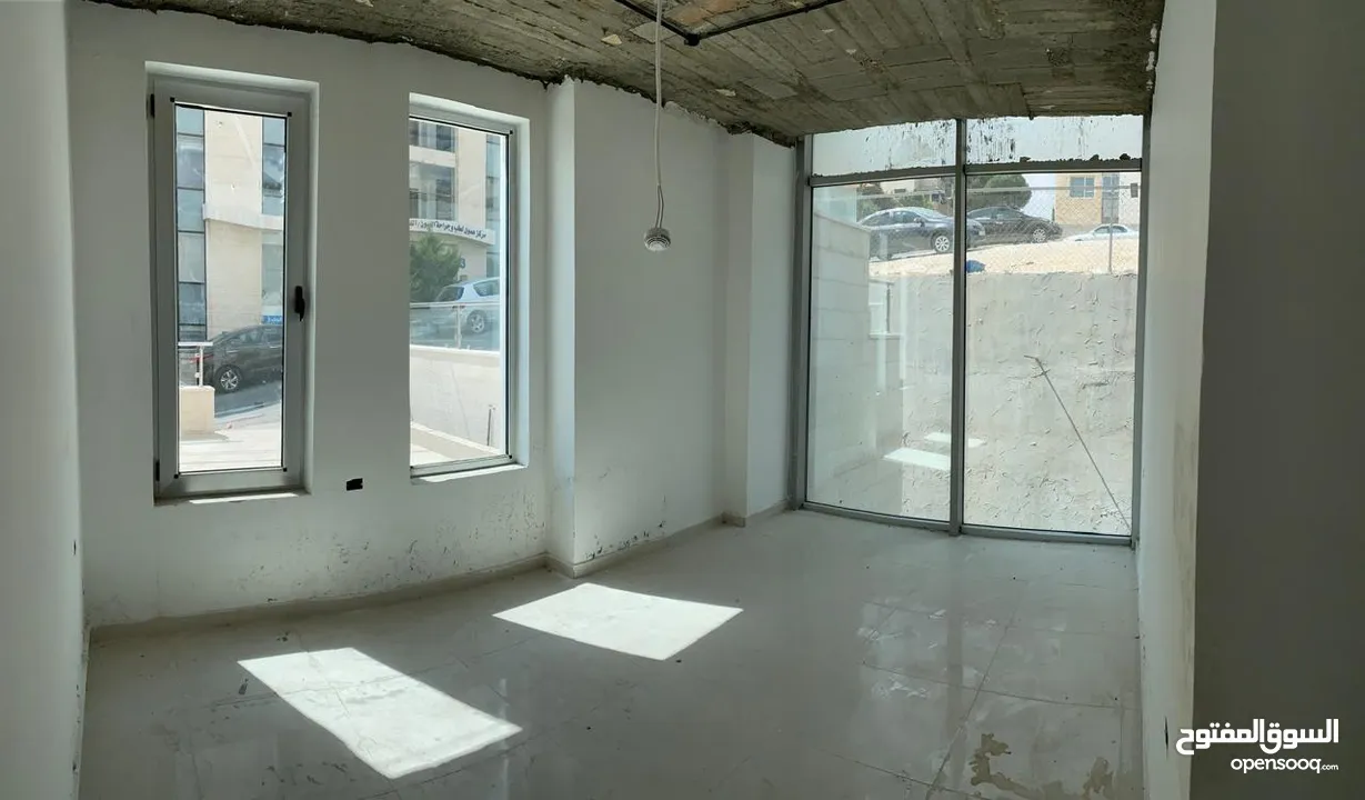 عياده حديثه البناء في عماره حديثه تحتوي على عيادات فقط في شارع الخالدي وقريبه من مستشفى الخالدي.