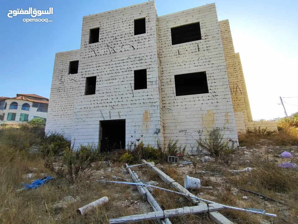 قطعه أرض عليها فيلا عظم للبيع في سطح مرحبا