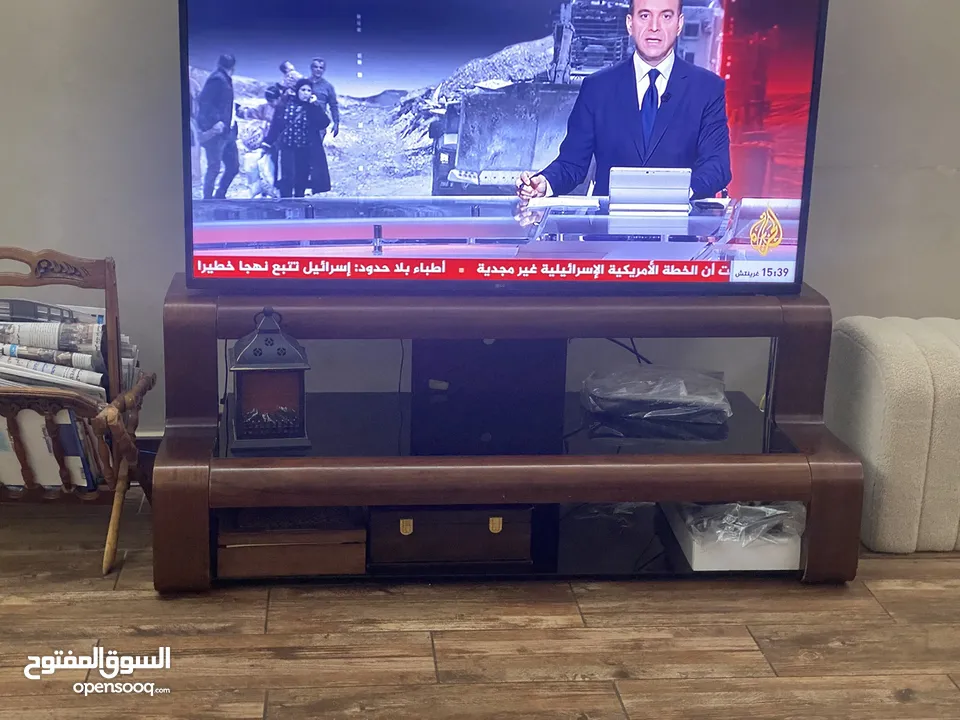طاولة تلفزيون TV unit للبيع في غرفة الجلوس