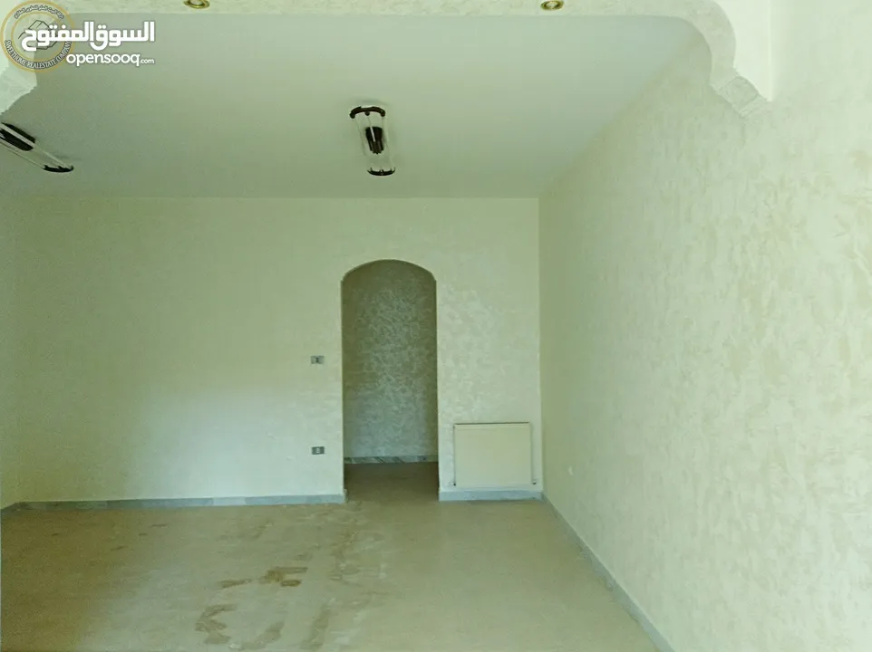 شقة أرضية مميزة للبيع في خلدا  - خلف الموفنبيك وقرب لاكي 210م مع حديقة وترسات 80م