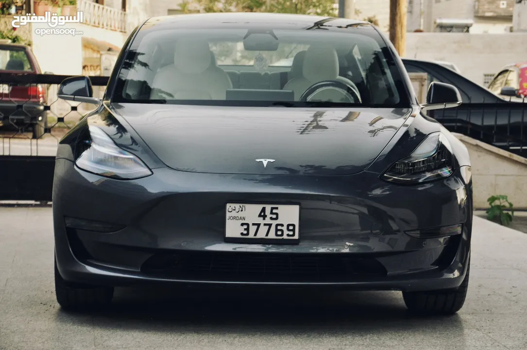 Tesla model 3 midrange 2019  (داخلية بيضاء)