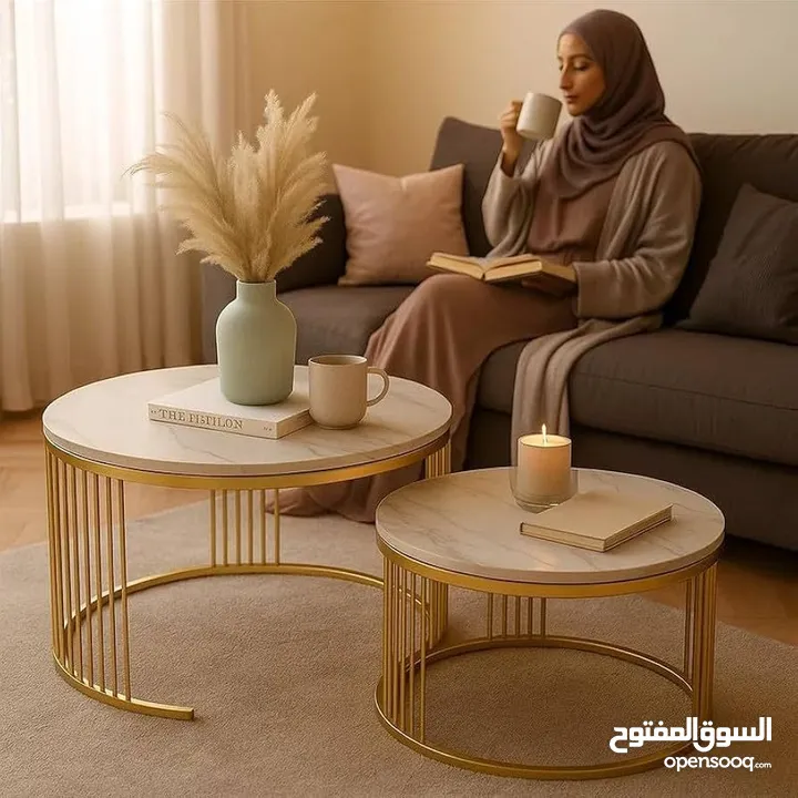 طاولات مودرن متداخلة فخمة تصميم راقٍ يجمع بين البساطة والأناقة، سطح رخامي أبيض بنقشة طبيعية