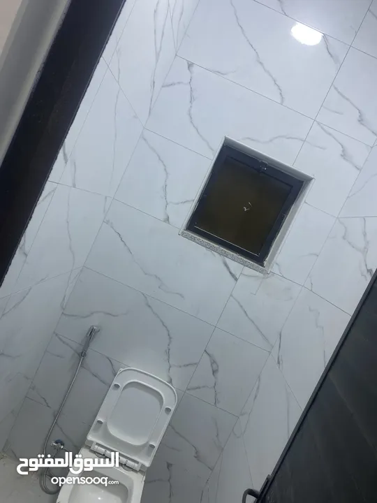 بيت للبيع يحوي على شقتين كل شقه لها سطحها الخاص بقوشان منفصل