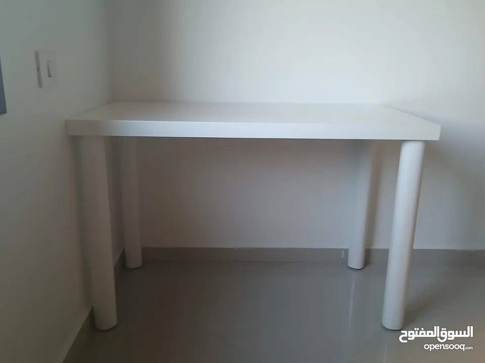 طاولة مفصلة جاهزة لون ابيض مطفي