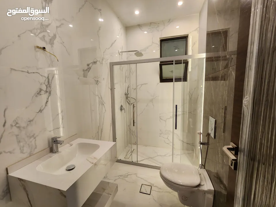 شقة طابقية فاخرة للبيع في عبدون  ref : 14383