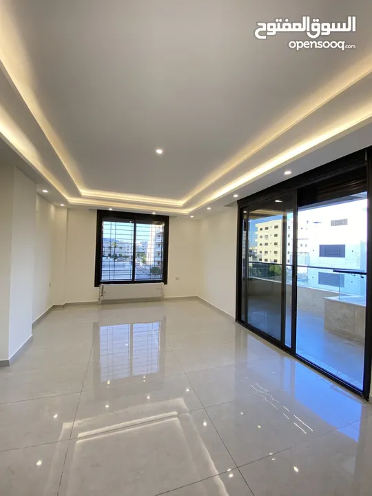 شقة طابق ثالث مع روف دوبلكس 245 م و تراس 90 م في طريق المطار خلف جامعة البتراء إطلالات جميلة مميزة