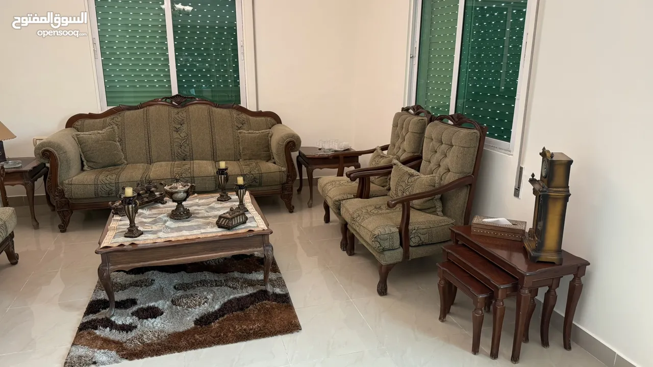 طقم كنبايات 7 مقاعد مع بوفيه خشبي أنيق مع طقم طاولات، 3 برادي، ثريتين، سجادة.