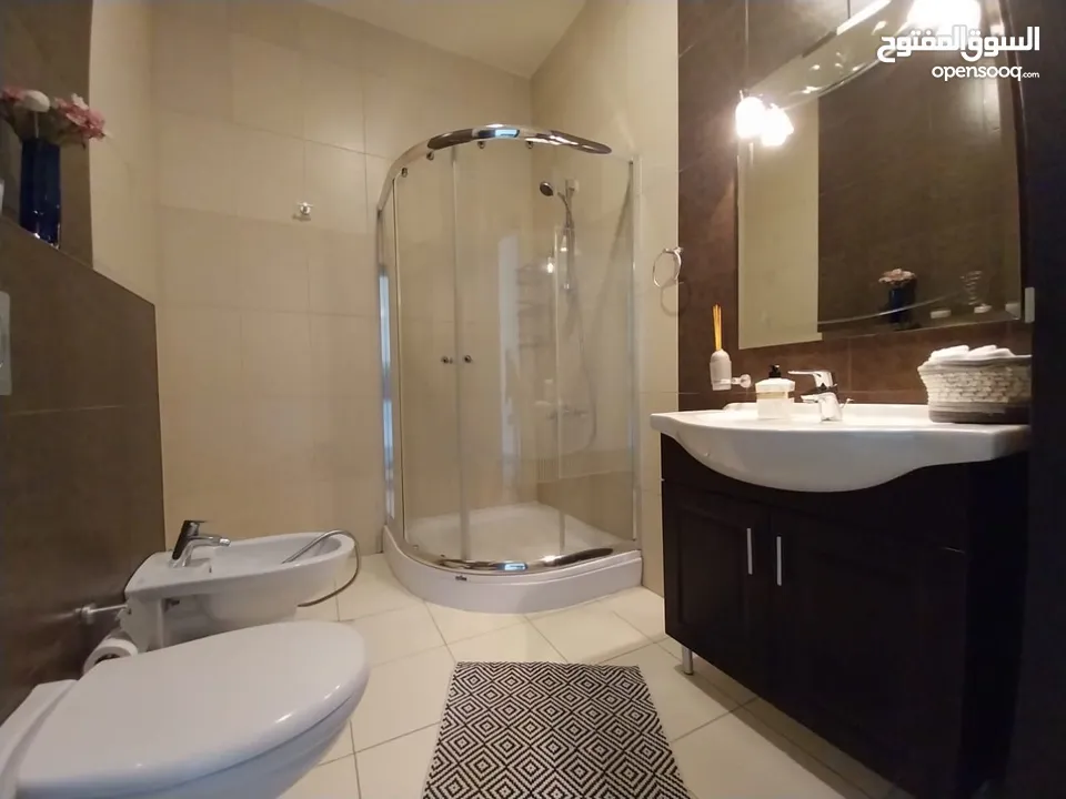 شقه طابقيه لللبيع او للايجار