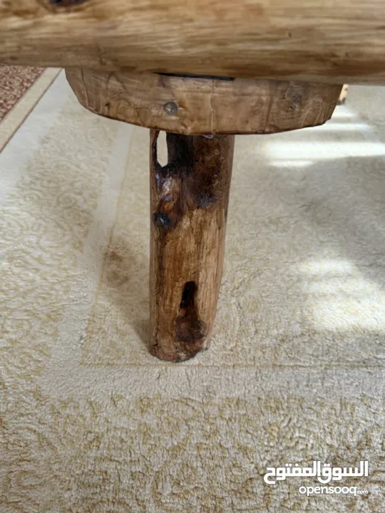 طاولة من خشب الزيتون. صنع يدوي