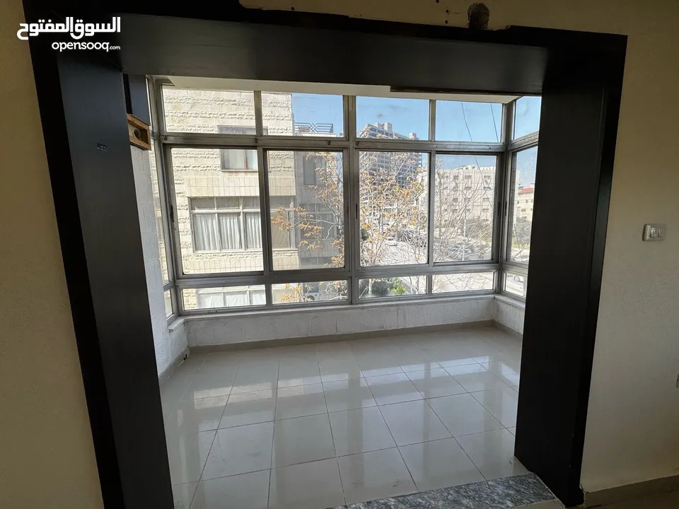 مكتب 100م فارغ للإيجار في شارع مكة بجانب الضمان الاجتماعي على الشارع الرئيسي