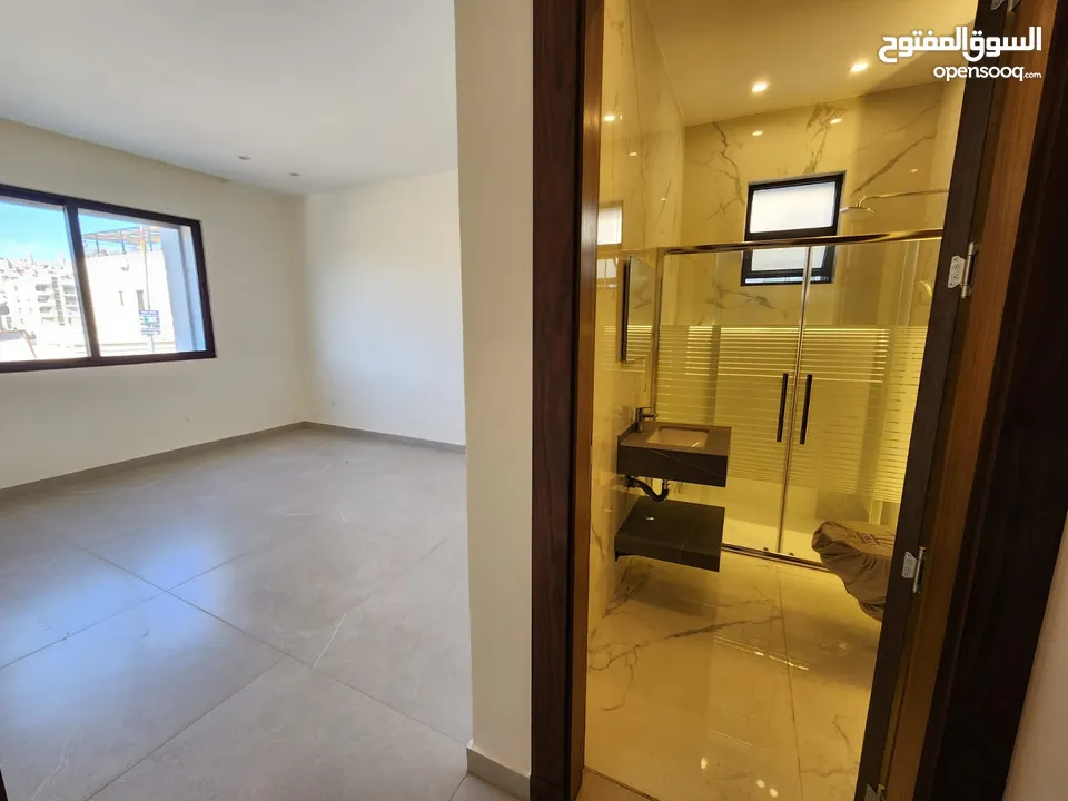 شقة طابقية فاخرة للبيع في عبدون  ref : 14385