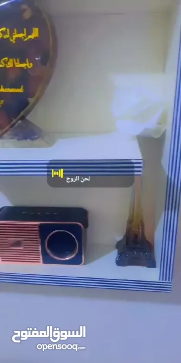 رفوف خشب شاشه ومطبخ وحمام وديكور حائط وستاند مكياج وجلاتين وغيره