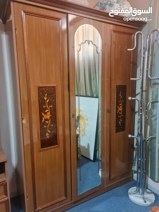 غرفة نوم سريرين وخزانة وتسريحه وكومودينة