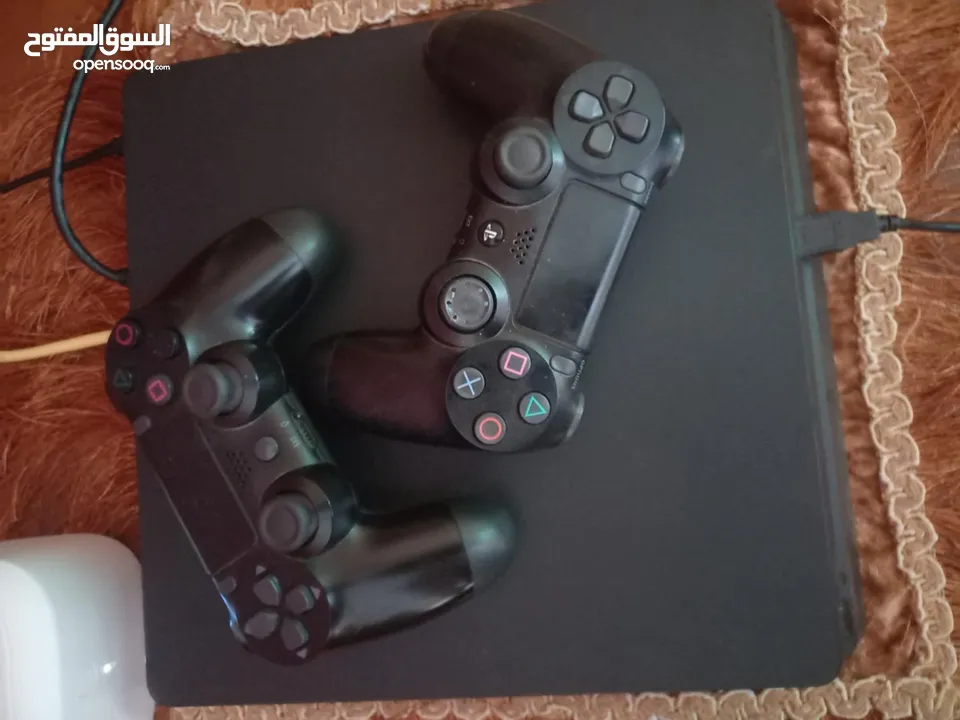 PS4 مستعمل في حالة الوكاله مع أفضل الألعاب في لبليستيشن ستور مع 3 مسكات PS4