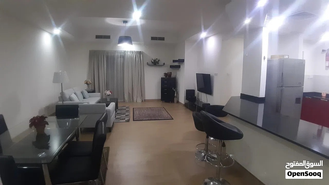 شقة كبيرةمفروشه في الجفيرمن غرفتين تملك حر للبيع