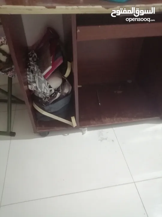 طاوله مكتب تصلح للدرسه تصلح ايضا طاوله كمبيوتر. لها ثلاثه جرارات