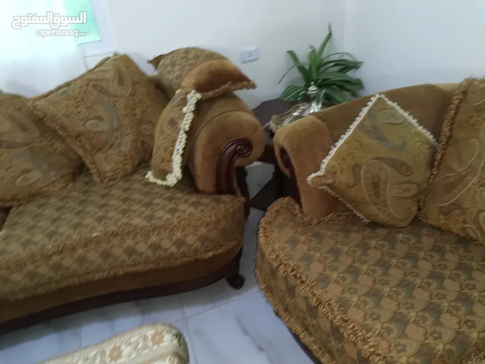 طقم كنب مستعمل بحالة الجديد خليجي مع طقم طاولات وسط