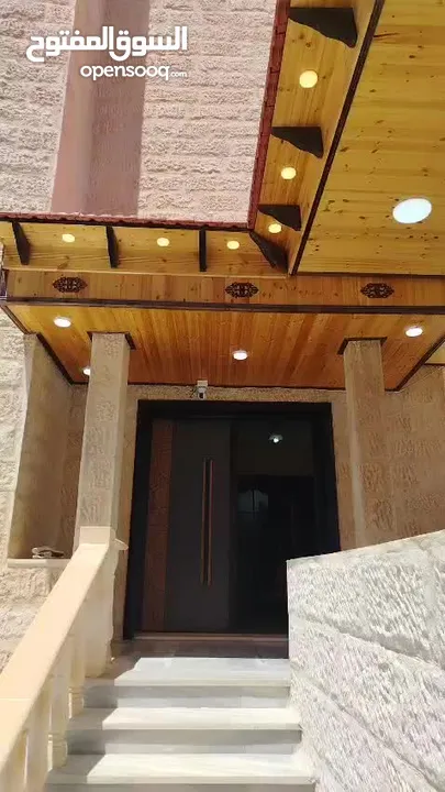 شقة أرضية للبيع في ابو نصير 240م مع مدخل مستقل وكراجين وتشطيبات فاخرة وفرش جديد بسعر مميز و اطلالة