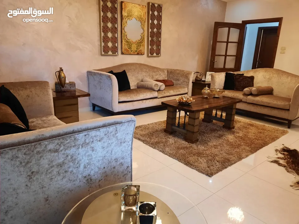 شقه  في اربد قرب مستشفى الراهبات 270 طابقيه للبيع