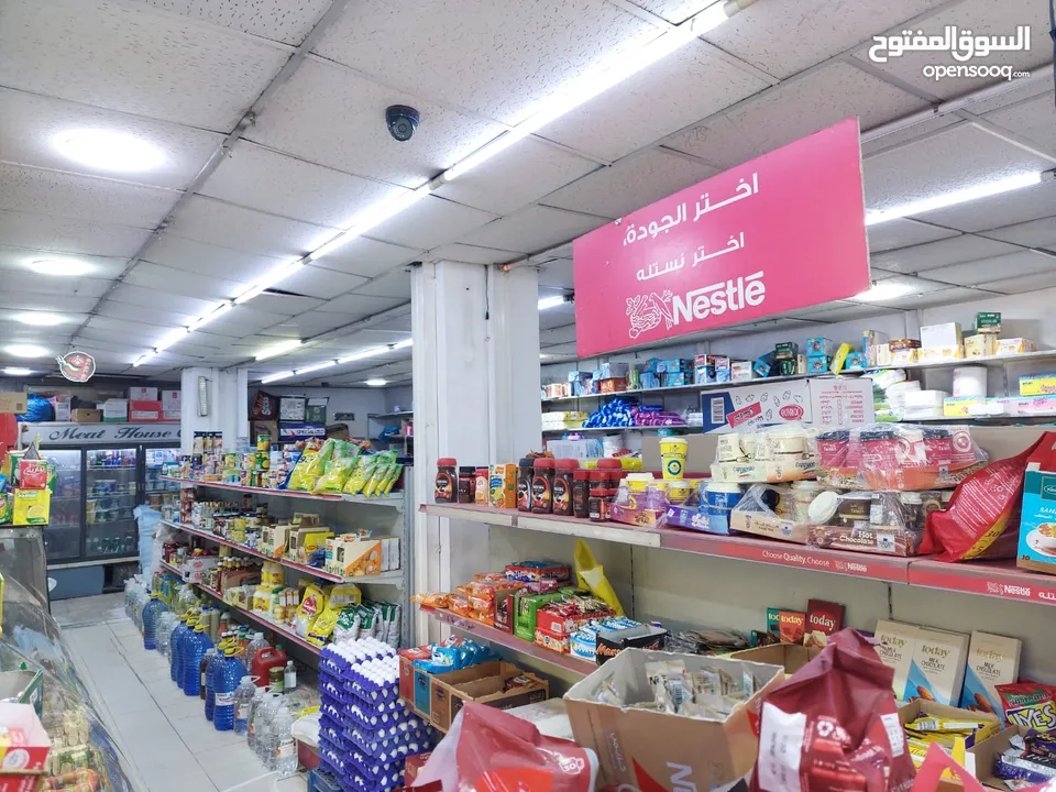 سوبر ماركت مع العدة فارغ للبيع