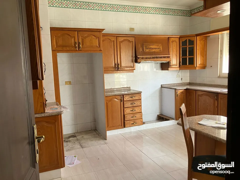 شقة فارغة - دير غبار - 3نوم 1ماستر - 200م - بلكونتين بإطلالــــه مميزة - قرب الخدمات - موقع هادئ