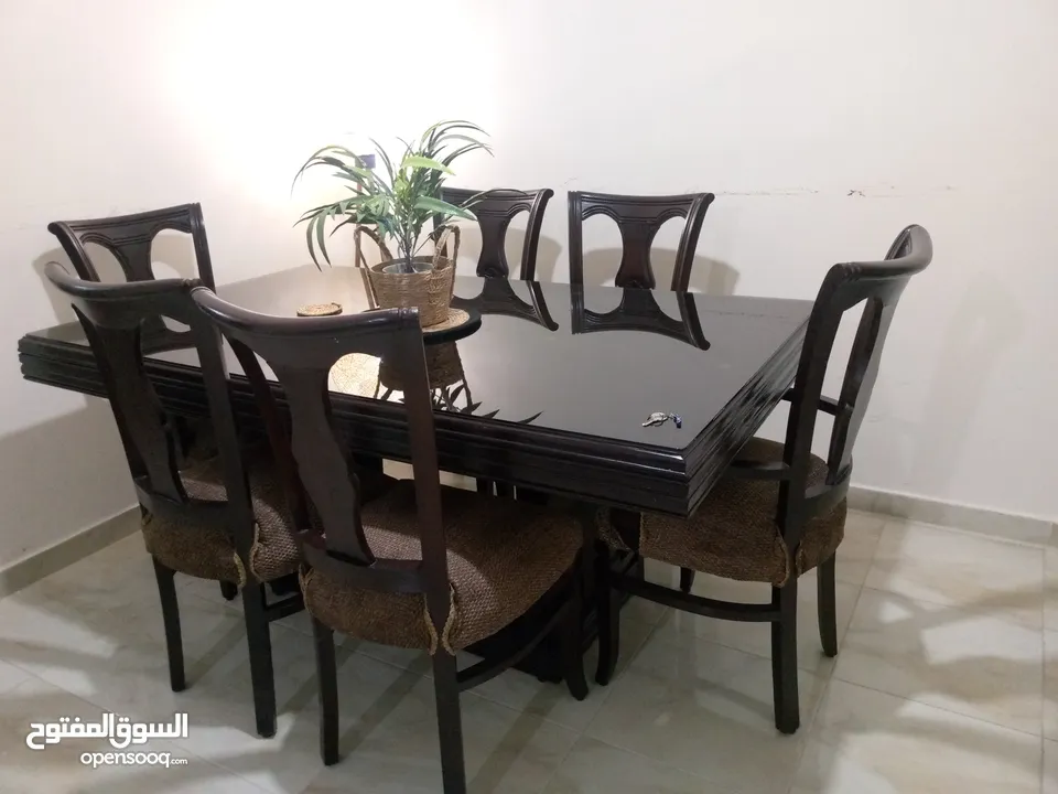 غرفة نوم وطاولة سفرة و سجاد و مروحة للبيع