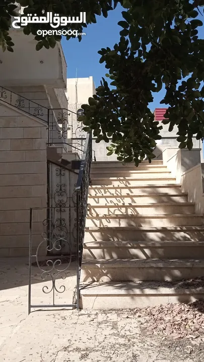 فيلا للبيع في ام الدنانير على شارعين  طابقين