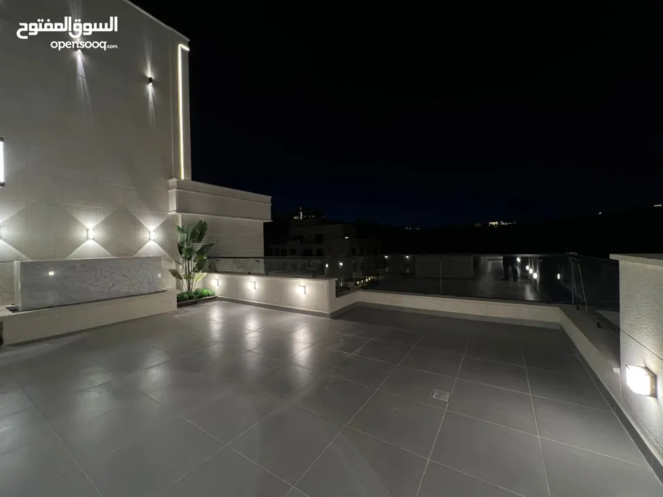فرصة مميزة  أرضي مع حديقة وكراج – مساحات داخلية وخارجية واسعة.