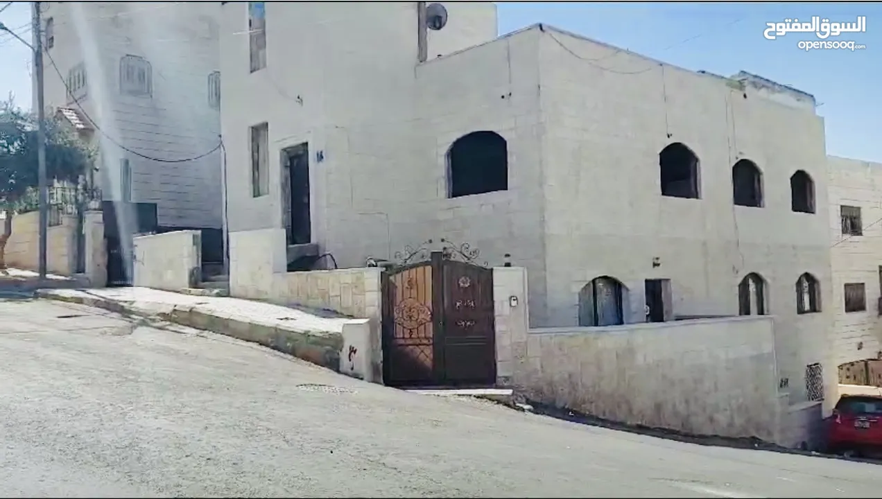 منزل مكون من 3 طوابق في أجمل مناطق حي عدن في جبل النصر للبيع