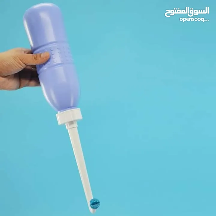 شطاف متنقل للسفر و الرحلات والبر تُتيح لك زجاجة الشطاف تنظيف نفسك بالماء بدلاً من ورق التواليت.
