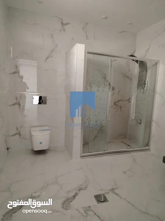 شقة أرضية فاخرة للبيع في خلدا  - خلف المستشفى السعودي 330م مع حديقة وترسات 100م لم تسكن