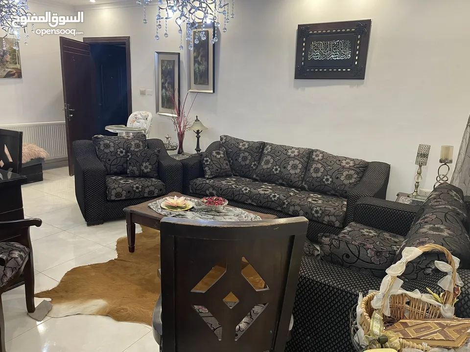 طقم كنب سبع مقاعد +طاوله سفره و8 كراسي +3 طاولات واحده وسط