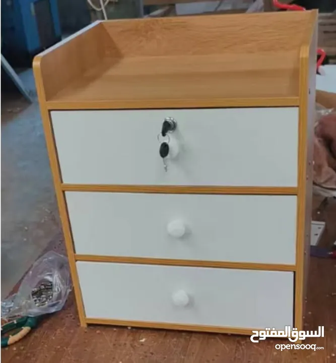 كومدينا خشل أنيقة وعملية 3 جوارات ودرج علوي فيه قفل عشان تحفظ أغراضك الخاصة بأمان  تصميم مرتب للبيت