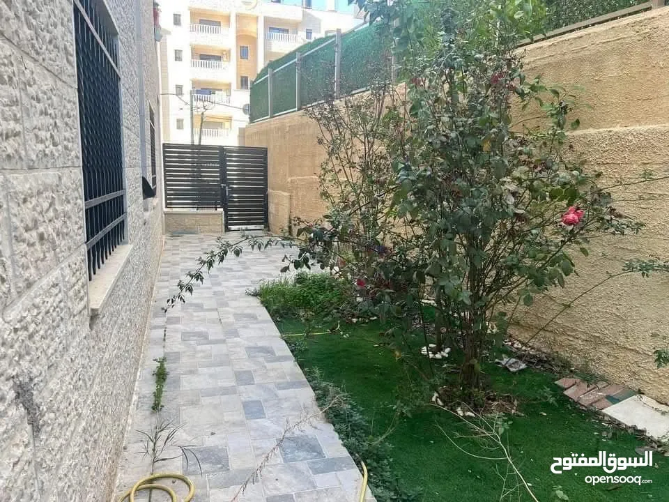 شقه للبيع مع حديقه في الطبره