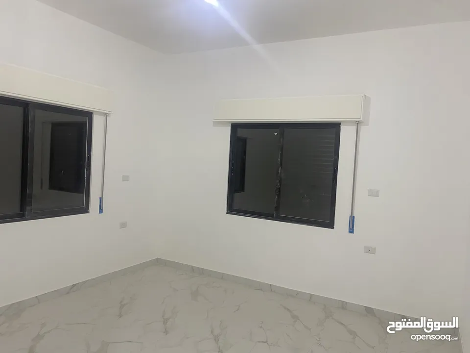 بيت للبيع يحوي على شقتين كل شقه لها سطحها الخاص بقوشان منفصل