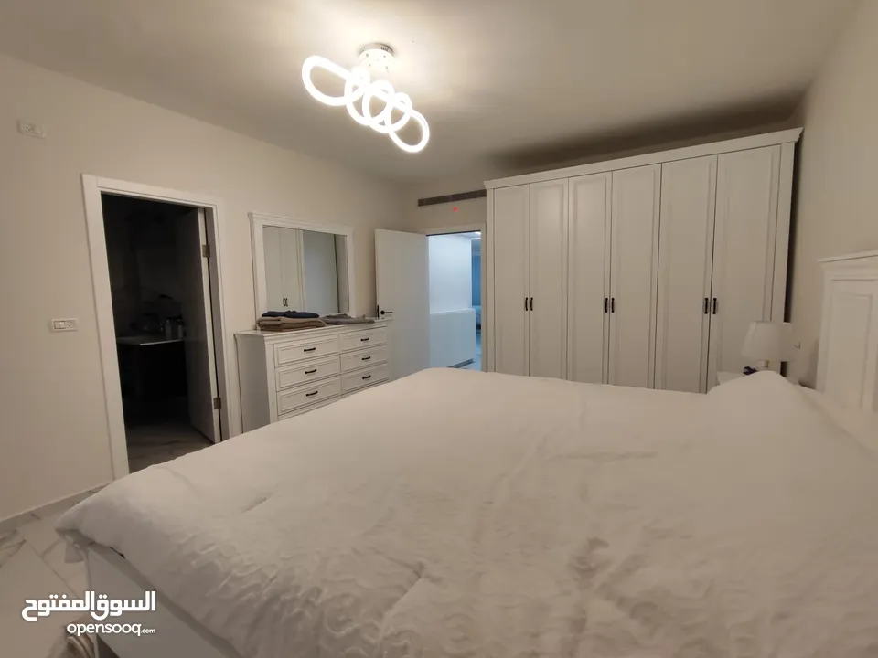 شقة مفروشة جديدة لم تُسكن بعد – سوبر دلوكس الطيرة – خلف مدارس المستقبل