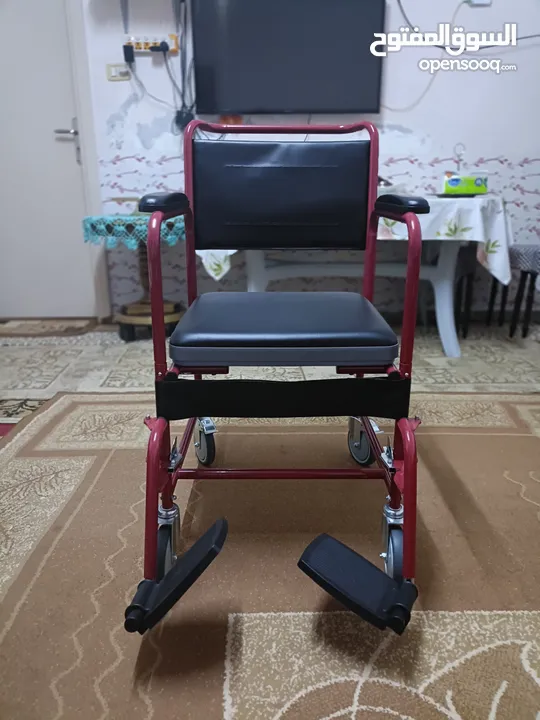 كرسي متحرك وحمام في ذات الوقت مع غطاء قابل للازاله يحمل وزن 100 كغ نوع الماني