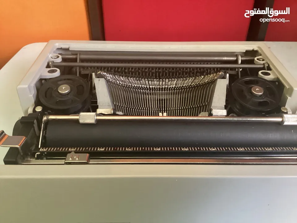 الة كاتبة Olivetti Dora Typewriter Fully fixed, Deep Cleaned, Lubricated and has Fresh New Rubber.