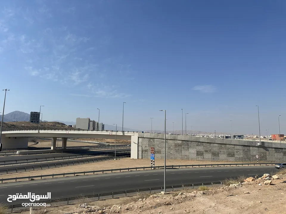 ثلاثة محلات جديدة جنب بعض قريب من عمان مول و مطلة على الشارع السريع