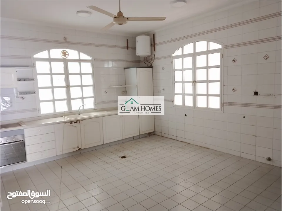 Beautiful 6 BR commercial villa for rent in 18th Nov street Ref: 720J